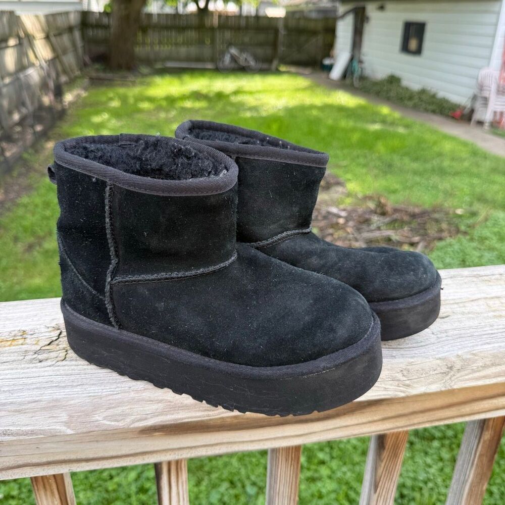 Kids UGG Classic Mini Platform Black Suede Shearling Boots Size 3